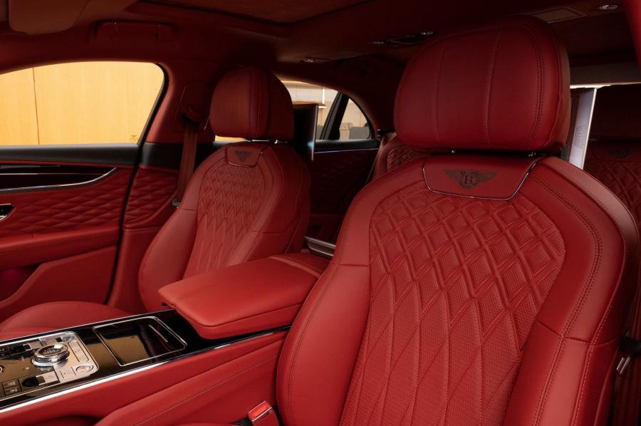 Интерьер Bentley Flying Spur 2020 года  (UAE) (фото 8 из 10)